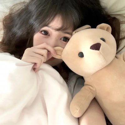 微光下的蓝色男孩